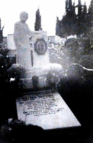 Immagine che contiene testo, tomba, cimitero, funerale

Il contenuto generato dall'IA potrebbe non essere corretto.